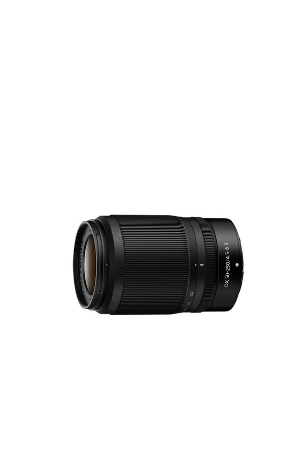 니콘 미러리스 렌즈 NIKKOR Z DX 50-250mm f/4.5-6.3 VR은 Z 마운트 미러리스 카메라에 사용되는 망원 줌 렌즈입니다. 50-250mm의 초점 거리와 f/4.5-6.3의 조리개 값을 지원하며, 다양한 촬영 환경에 유연하게 대응합니다. 손떨림 보정(VR) 기능을 통해 흔들림 없는 선명한 사진과 영상을 얻을 수 있습니다. DX 포맷을 지원하여 니콘 Z 시리즈 미러리스 카메라에 최적화된 성능을 제공합니다. 풍경, 인물, 스포츠 등 다양한 피사체를 줌 기능을 활용하여 생생하게 담아낼 수 있습니다.
