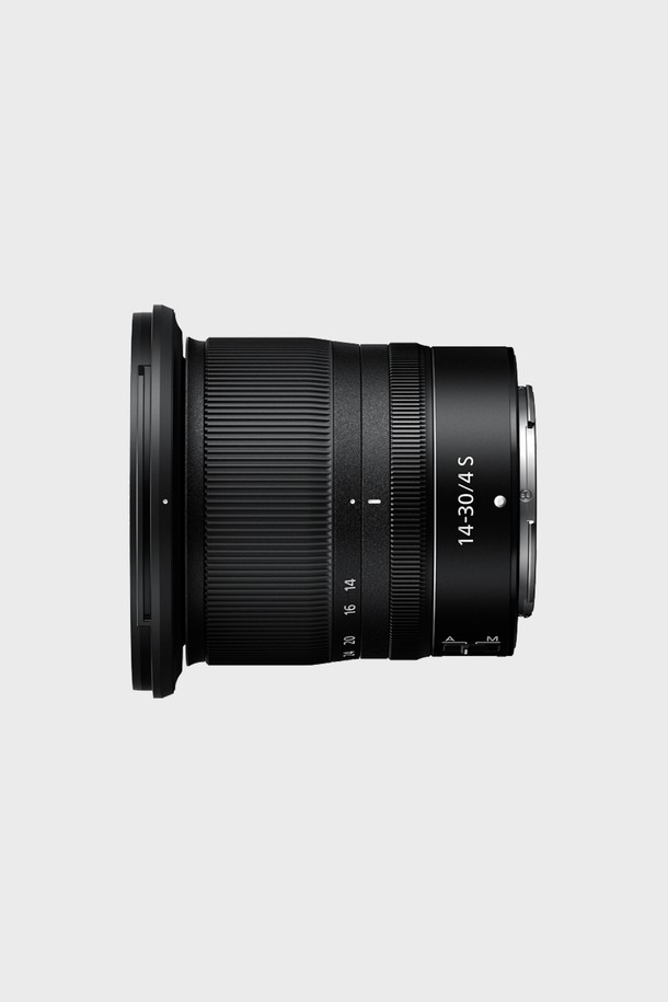 니콘 NIKKOR Z 14-30mm f/4 S 렌즈는 Z 마운트 미러리스 카메라용 풀프레임 광각 줌 렌즈입니다. f/4의 최대 조리개와 14-30mm의 초점 거리를 지원하여 풍경 사진, 건축 사진 등 다양한 촬영에 적합합니다. S라인 렌즈로, 뛰어난 광학 성능과 선명한 화질을 제공합니다. 블랙 색상으로 디자인되었으며, 미러리스 카메라 시스템의 휴대성을 더욱 높여줍니다.
