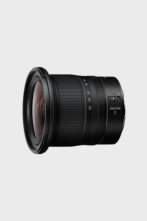 니콘 NIKKOR Z 14-30mm f/4 S 렌즈는 Z 마운트 미러리스 카메라용 풀프레임 광각 줌 렌즈입니다. f/4의 최대 조리개와 14-30mm의 초점 거리를 지원하여 풍경 사진, 건축 사진 등 다양한 촬영에 적합합니다. S라인 렌즈로, 뛰어난 광학 성능과 선명한 화질을 제공합니다. 블랙 색상으로 디자인되었으며, 미러리스 카메라 시스템의 휴대성을 더욱 높여줍니다.
