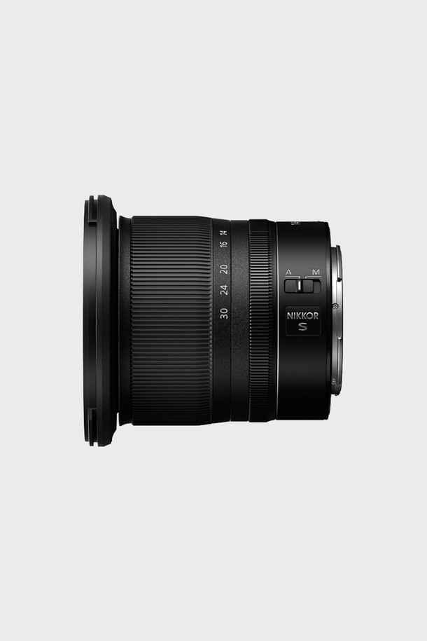니콘 NIKKOR Z 14-30mm f/4 S 렌즈는 Z 마운트 미러리스 카메라용 풀프레임 광각 줌 렌즈입니다. f/4의 최대 조리개와 14-30mm의 초점 거리를 지원하여 풍경 사진, 건축 사진 등 다양한 촬영에 적합합니다. S라인 렌즈로, 뛰어난 광학 성능과 선명한 화질을 제공합니다. 블랙 색상으로 디자인되었으며, 미러리스 카메라 시스템의 휴대성을 더욱 높여줍니다.
