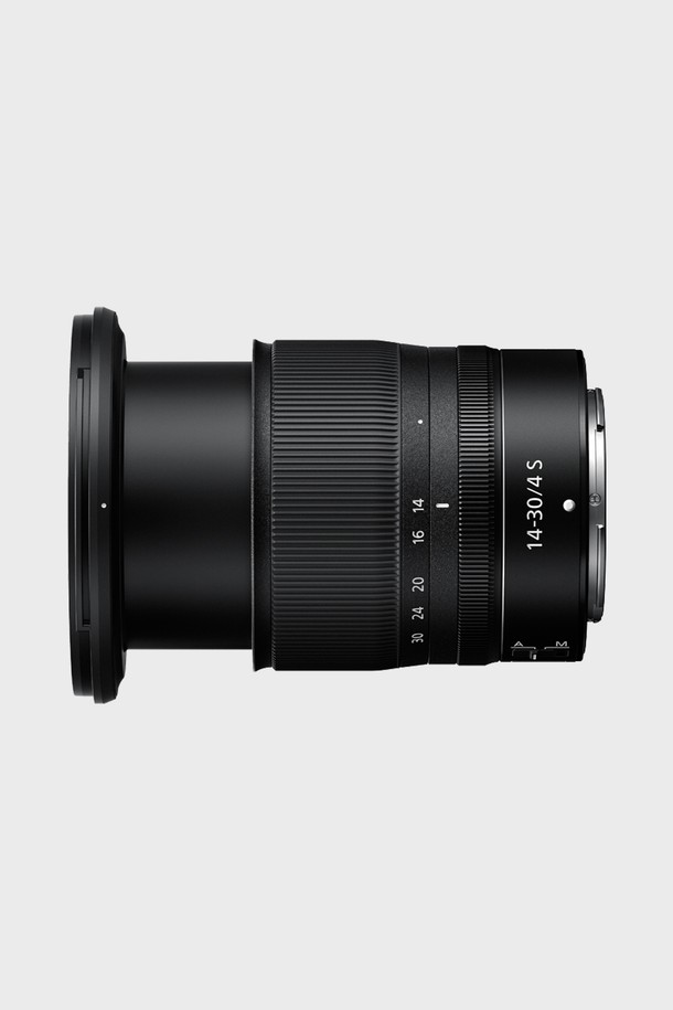 니콘 NIKKOR Z 14-30mm f/4 S 렌즈는 Z 마운트 미러리스 카메라용 풀프레임 광각 줌 렌즈입니다. f/4의 최대 조리개와 14-30mm의 초점 거리를 지원하여 풍경 사진, 건축 사진 등 다양한 촬영에 적합합니다. S라인 렌즈로, 뛰어난 광학 성능과 선명한 화질을 제공합니다. 블랙 색상으로 디자인되었으며, 미러리스 카메라 시스템의 휴대성을 더욱 높여줍니다.
