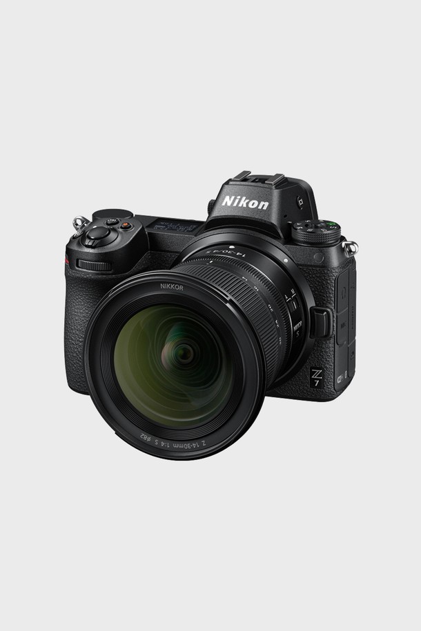 니콘 NIKKOR Z 14-30mm f/4 S 렌즈는 Z 마운트 미러리스 카메라용 풀프레임 광각 줌 렌즈입니다. f/4의 최대 조리개와 14-30mm의 초점 거리를 지원하여 풍경 사진, 건축 사진 등 다양한 촬영에 적합합니다. S라인 렌즈로, 뛰어난 광학 성능과 선명한 화질을 제공합니다. 블랙 색상으로 디자인되었으며, 미러리스 카메라 시스템의 휴대성을 더욱 높여줍니다.
