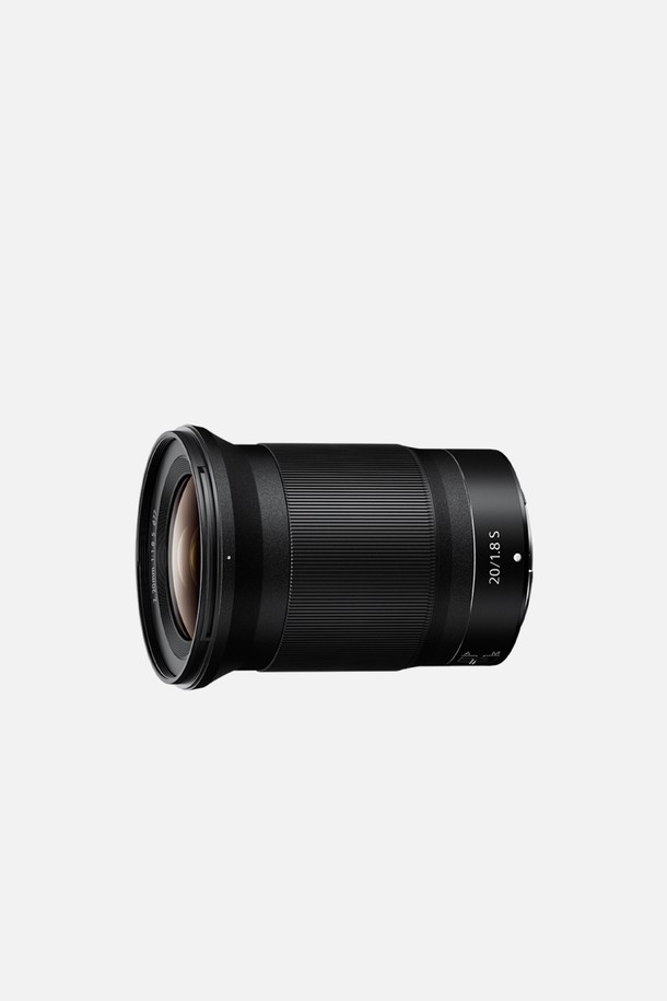 ■융 증정■ 니콘(Nikon) 풀프레임 미러리스 렌즈 NIKKOR Z 20mm f/1.8 S는 니콘 Z 마운트 방식의 광각 렌즈입니다. 풀프레임 센서에 대응하며, 최대 조리개 값은 f/1.8로 밝은 조리개 값을 제공합니다. 초점 거리는 20mm이며, 자동 초점 기능을 지원하여 편리한 촬영을 돕습니다. 플라스틱, 금속, 광학유리 등의 소재로 제작되었으며, 미러리스 카메라에 최적화된 S라인 렌즈입니다. 블랙 색상으로 출시되었습니다.