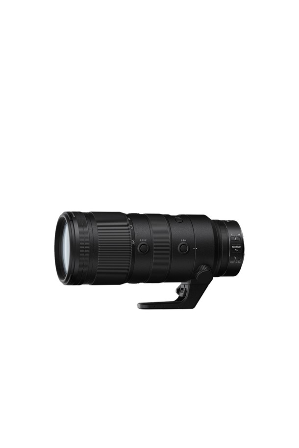 니콘 NIKKOR Z 70-200mm f/2.8 VR S는 풀프레임 미러리스 카메라용 망원 줌 렌즈입니다. 70-200mm 초점 거리와 최대 f/2.8 조리개로 다양한 촬영 환경에 유연하게 대응합니다. 스포츠, 인물, 풍경 촬영에 적합하며, 손떨림 보정(VR) 기능을 통해 흔들림 없는 선명한 사진을 제공합니다. 프로페셔널급 성능을 갖춘 블랙 색상의 렌즈입니다.
