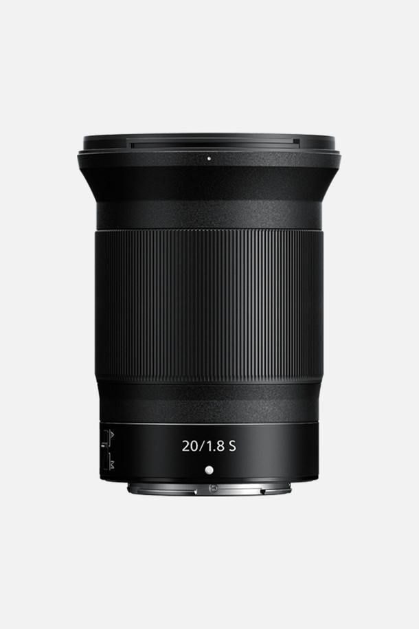 ■융 증정■ 니콘(Nikon) 풀프레임 미러리스 렌즈 NIKKOR Z 20mm f/1.8 S는 니콘 Z 마운트 방식의 광각 렌즈입니다. 풀프레임 센서에 대응하며, 최대 조리개 값은 f/1.8로 밝은 조리개 값을 제공합니다. 초점 거리는 20mm이며, 자동 초점 기능을 지원하여 편리한 촬영을 돕습니다. 플라스틱, 금속, 광학유리 등의 소재로 제작되었으며, 미러리스 카메라에 최적화된 S라인 렌즈입니다. 블랙 색상으로 출시되었습니다.