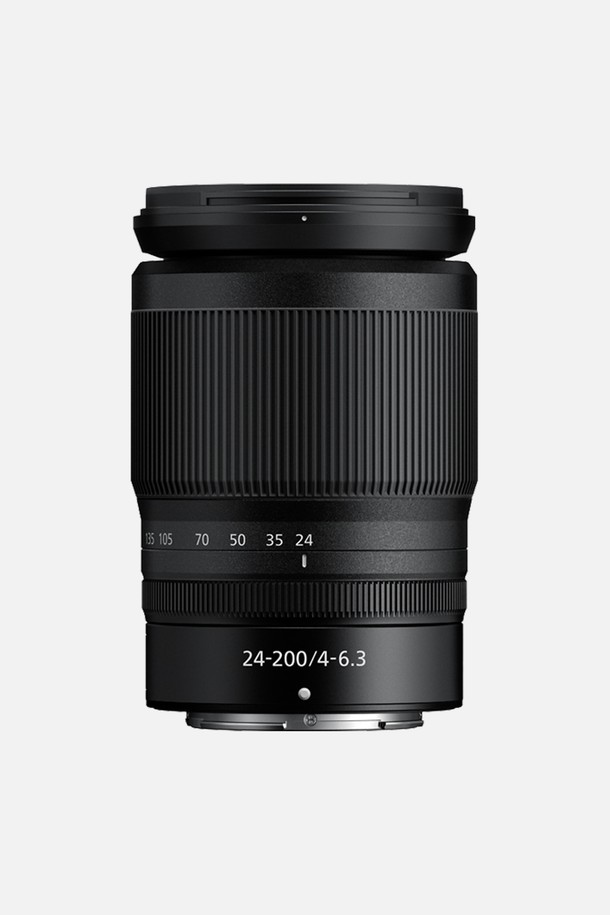 ■융 증정■ 니콘 풀프레임 미러리스 렌즈 니코르 Z 24-200mm f/4-6.3 VR은 니콘 Z마운트 풀프레임 미러리스 카메라용 줌렌즈입니다. 24-200mm의 넓은 초점 거리와 f/4-6.3의 조리개 값을 지원하여 일상 및 여행 사진에 적합합니다. 손떨림 보정(VR) 기능으로 흔들림 없는 선명한 사진 촬영이 가능하며, 플라스틱, 금속, 글라스 소재로 제작되었습니다. 이 렌즈는 다양한 환경에서 뛰어난 성능을 발휘하는 올인원 렌즈로, 미러리스 카메라 사용자에게 편리함을 제공합니다.