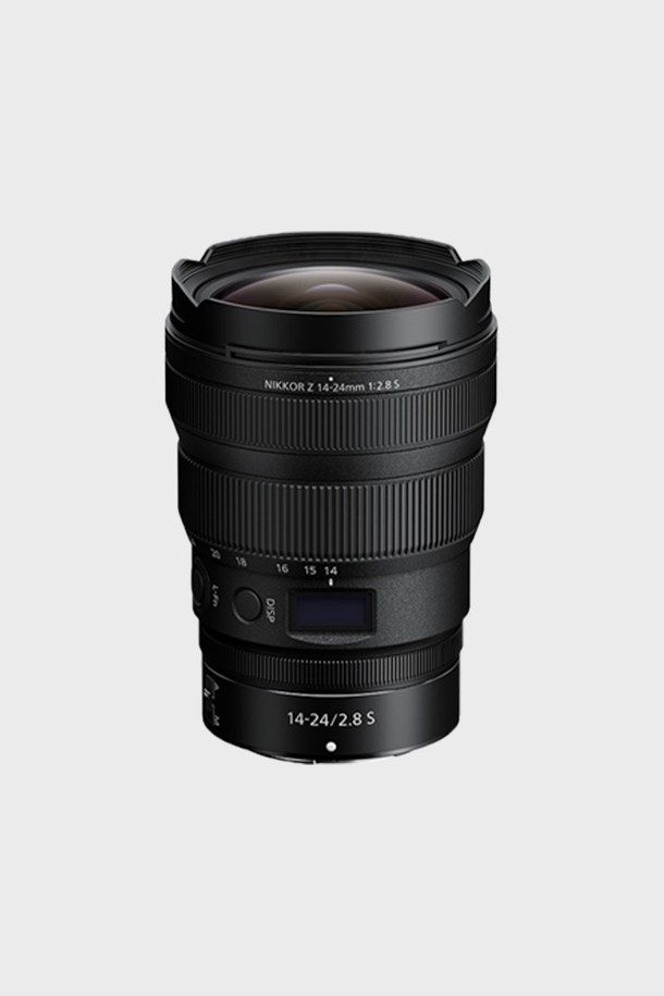 니콘 풀프레임 미러리스 렌즈 NIKKOR Z 14-24mm f/2.8 S는 Z마운트 방식의 광각 줌렌즈입니다. 14-24mm의 초점거리와 f/2.8의 최대 조리개 값을 지원하여, 풍경 사진과 같이 넓은 화각을 필요로 하는 촬영에 적합합니다. 풀프레임 센서를 지원하며, 미러리스 카메라를 위한 설계로 제작되었습니다.  선명하고 뛰어난 화질을 제공하며, 다양한 환경에서 뛰어난 성능을 발휘합니다.
