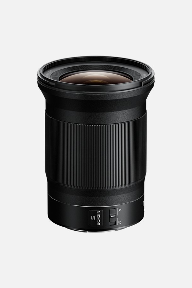 ■융 증정■ 니콘(Nikon) 풀프레임 미러리스 렌즈 NIKKOR Z 20mm f/1.8 S는 니콘 Z 마운트 방식의 광각 렌즈입니다. 풀프레임 센서에 대응하며, 최대 조리개 값은 f/1.8로 밝은 조리개 값을 제공합니다. 초점 거리는 20mm이며, 자동 초점 기능을 지원하여 편리한 촬영을 돕습니다. 플라스틱, 금속, 광학유리 등의 소재로 제작되었으며, 미러리스 카메라에 최적화된 S라인 렌즈입니다. 블랙 색상으로 출시되었습니다.
