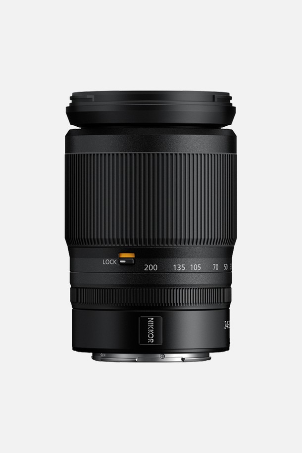 ■융 증정■ 니콘 풀프레임 미러리스 렌즈 니코르 Z 24-200mm f/4-6.3 VR은 니콘 Z마운트 풀프레임 미러리스 카메라용 줌렌즈입니다. 24-200mm의 넓은 초점 거리와 f/4-6.3의 조리개 값을 지원하여 일상 및 여행 사진에 적합합니다. 손떨림 보정(VR) 기능으로 흔들림 없는 선명한 사진 촬영이 가능하며, 플라스틱, 금속, 글라스 소재로 제작되었습니다. 이 렌즈는 다양한 환경에서 뛰어난 성능을 발휘하는 올인원 렌즈로, 미러리스 카메라 사용자에게 편리함을 제공합니다.