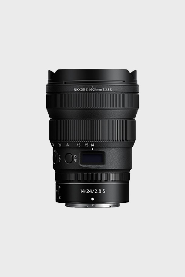니콘 풀프레임 미러리스 렌즈 NIKKOR Z 14-24mm f/2.8 S는 Z마운트 방식의 광각 줌렌즈입니다. 14-24mm의 초점거리와 f/2.8의 최대 조리개 값을 지원하여, 풍경 사진과 같이 넓은 화각을 필요로 하는 촬영에 적합합니다. 풀프레임 센서를 지원하며, 미러리스 카메라를 위한 설계로 제작되었습니다.  선명하고 뛰어난 화질을 제공하며, 다양한 환경에서 뛰어난 성능을 발휘합니다.
