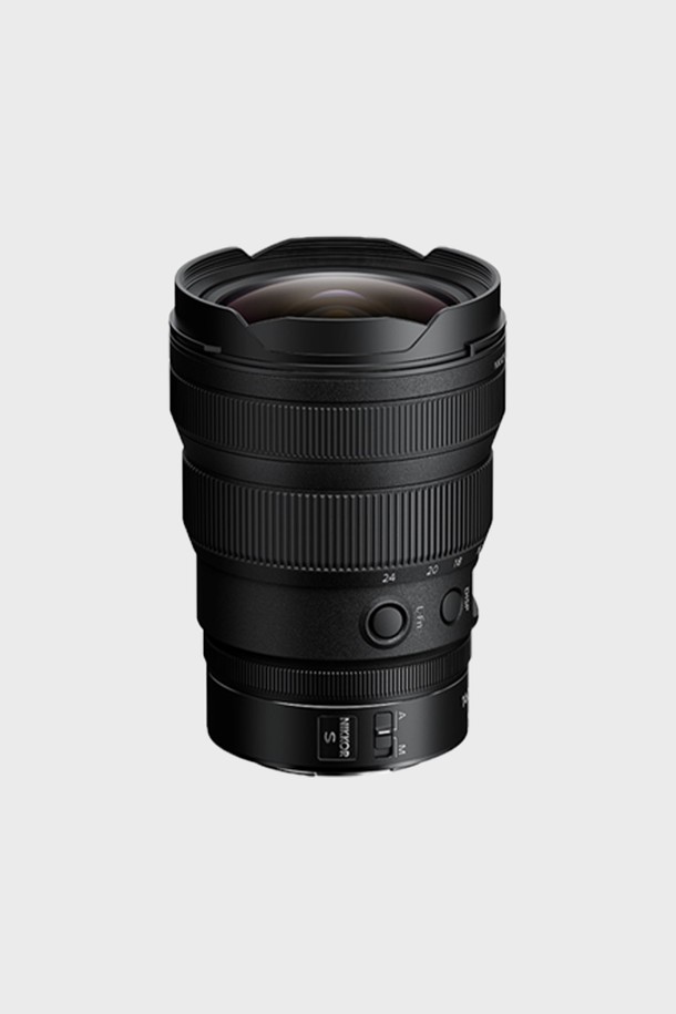니콘 풀프레임 미러리스 렌즈 NIKKOR Z 14-24mm f/2.8 S는 Z마운트 방식의 광각 줌렌즈입니다. 14-24mm의 초점거리와 f/2.8의 최대 조리개 값을 지원하여, 풍경 사진과 같이 넓은 화각을 필요로 하는 촬영에 적합합니다. 풀프레임 센서를 지원하며, 미러리스 카메라를 위한 설계로 제작되었습니다.  선명하고 뛰어난 화질을 제공하며, 다양한 환경에서 뛰어난 성능을 발휘합니다.
