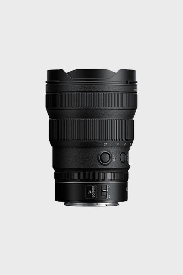 니콘 풀프레임 미러리스 렌즈 NIKKOR Z 14-24mm f/2.8 S는 Z마운트 방식의 광각 줌렌즈입니다. 14-24mm의 초점거리와 f/2.8의 최대 조리개 값을 지원하여, 풍경 사진과 같이 넓은 화각을 필요로 하는 촬영에 적합합니다. 풀프레임 센서를 지원하며, 미러리스 카메라를 위한 설계로 제작되었습니다.  선명하고 뛰어난 화질을 제공하며, 다양한 환경에서 뛰어난 성능을 발휘합니다.

