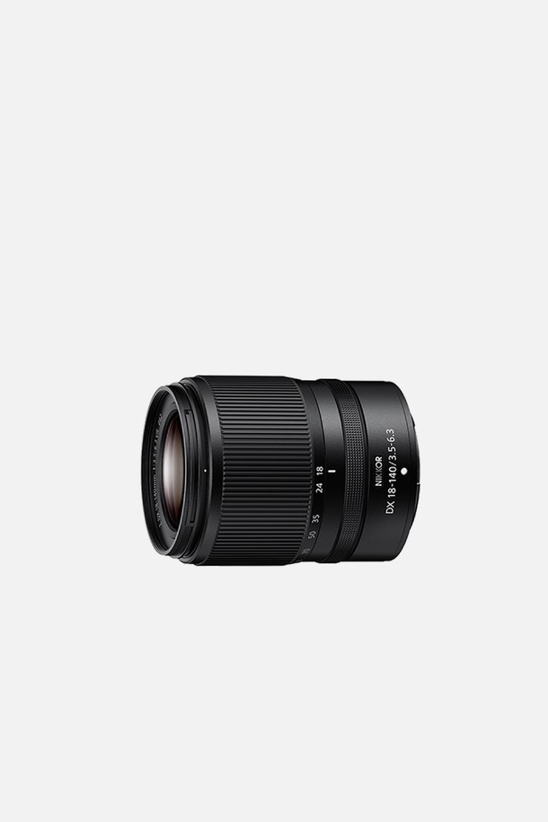 니콘 NIKKOR Z DX 18-140mm f/3.5-6.3 VR 렌즈는 일상 촬영과 여행에 적합한 미러리스 카메라 렌즈입니다. 18-140mm의 초점거리와 f/3.5-6.3의 조리개 값을 지원하며, 다양한 장면을 폭넓게 담아낼 수 있습니다. 손떨림 보정(VR) 기능으로 흔들림 없는 선명한 사진 촬영이 가능하며, Z-마운트를 채택하여 니콘 미러리스 카메라와 호환됩니다. 이 렌즈는 DX 포맷의 미러리스 카메라를 위해 설계되어 휴대성과 성능을 모두 만족시키는 제품입니다. 블랙 색상으로 세련된 디자인을 자랑합니다.
