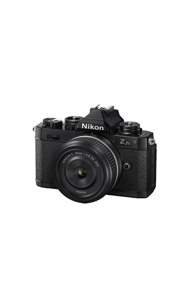 니콘 미러리스 카메라 Zfc 28/2.8 Classic KIT는 클래식한 디자인과 최신 기술의 조화를 이루는 미러리스 카메라입니다. 블랙 색상으로 출시되었으며, 28mm F2.8 Classic KIT 렌즈를 포함합니다. 메탈과 플라스틱 소재로 제작되어 견고하며, 수동 조작 다이얼을 통해 섬세한 사진 촬영이 가능합니다. Z마운트 시스템을 채택하여 다양한 Z 시리즈 렌즈와 호환됩니다. 일상 스냅 사진 촬영에 적합하며, 레트로 감성을 담은 사진을 손쉽게 얻을 수 있습니다.
