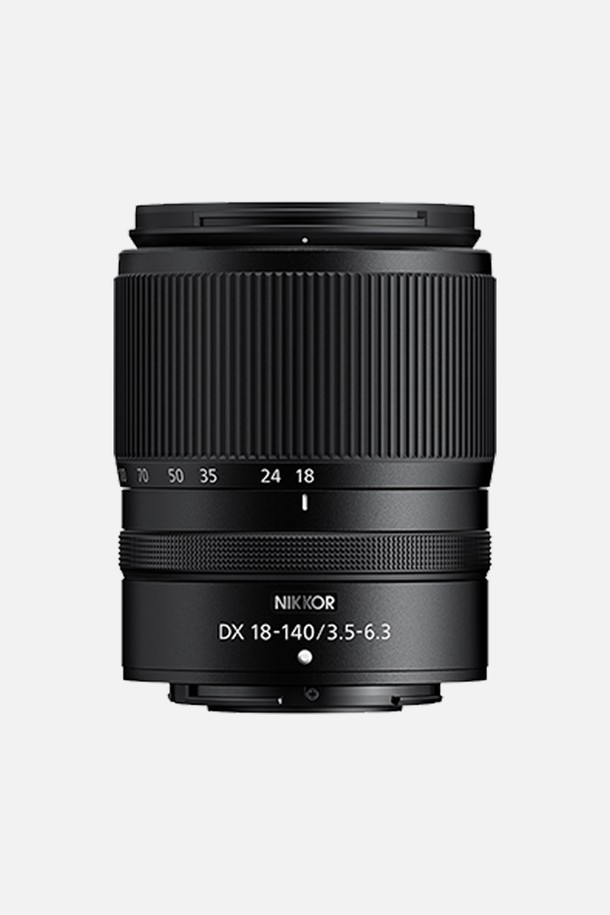 니콘 NIKKOR Z DX 18-140mm f/3.5-6.3 VR 렌즈는 일상 촬영과 여행에 적합한 미러리스 카메라 렌즈입니다. 18-140mm의 초점거리와 f/3.5-6.3의 조리개 값을 지원하며, 다양한 장면을 폭넓게 담아낼 수 있습니다. 손떨림 보정(VR) 기능으로 흔들림 없는 선명한 사진 촬영이 가능하며, Z-마운트를 채택하여 니콘 미러리스 카메라와 호환됩니다. 이 렌즈는 DX 포맷의 미러리스 카메라를 위해 설계되어 휴대성과 성능을 모두 만족시키는 제품입니다. 블랙 색상으로 세련된 디자인을 자랑합니다.
