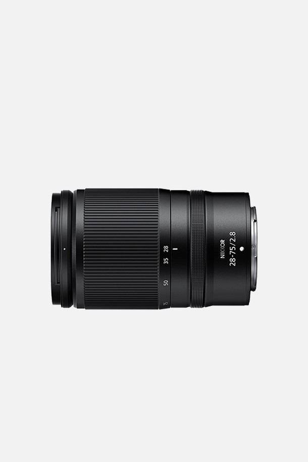니콘 Z 마운트 미러리스 카메라를 위한 NIKKOR (니코르) Z 28-75mm f/2.8 렌즈입니다. 풀프레임 센서에 대응하며, 28-75mm의 초점 거리와 f/2.8의 고정 조리개 값을 제공하여 다양한 환경에서 선명하고 밝은 사진 촬영이 가능합니다. 일상 스냅부터 스튜디오 촬영까지 폭넓게 활용할 수 있으며, 자동 초점 기능을 지원하여 편리하게 촬영할 수 있습니다. 표준 줌렌즈로서 대구경을 자랑하며, 블랙 색상으로 세련된 디자인을 갖췄습니다.
