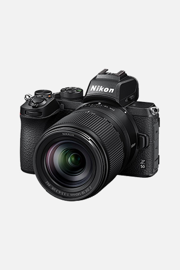 니콘 NIKKOR Z DX 18-140mm f/3.5-6.3 VR 렌즈는 일상 촬영과 여행에 적합한 미러리스 카메라 렌즈입니다. 18-140mm의 초점거리와 f/3.5-6.3의 조리개 값을 지원하며, 다양한 장면을 폭넓게 담아낼 수 있습니다. 손떨림 보정(VR) 기능으로 흔들림 없는 선명한 사진 촬영이 가능하며, Z-마운트를 채택하여 니콘 미러리스 카메라와 호환됩니다. 이 렌즈는 DX 포맷의 미러리스 카메라를 위해 설계되어 휴대성과 성능을 모두 만족시키는 제품입니다. 블랙 색상으로 세련된 디자인을 자랑합니다.
