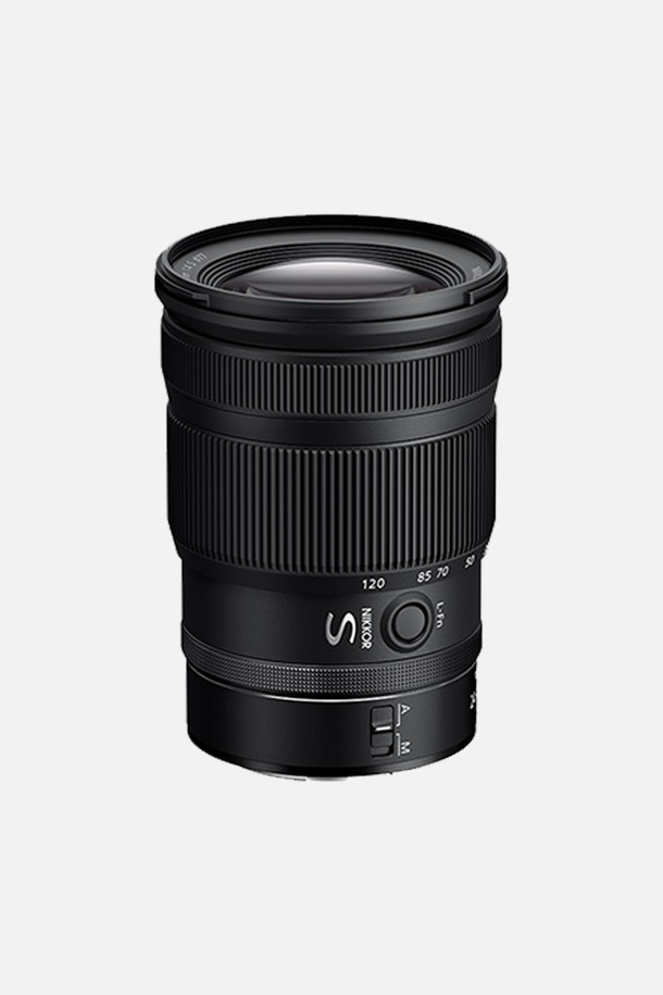 니콘 Z 마운트 풀프레임 미러리스 렌즈 NIKKOR Z 24-120mm f/4 S는 24-120mm 초점 거리와 f/4 조리개 값을 지원하는 줌 렌즈입니다. 풍경, 인물, 스냅 사진 등 다양한 촬영 환경에 유연하게 대응하며, 풀프레임 센서와 호환되어 선명하고 풍부한 화질을 제공합니다. Z 마운트 미러리스 카메라에 최적화되어 뛰어난 휴대성과 빠른 AF 성능을 자랑합니다. 
