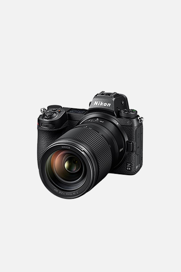 니콘 Z 마운트 미러리스 카메라를 위한 NIKKOR (니코르) Z 28-75mm f/2.8 렌즈입니다. 풀프레임 센서에 대응하며, 28-75mm의 초점 거리와 f/2.8의 고정 조리개 값을 제공하여 다양한 환경에서 선명하고 밝은 사진 촬영이 가능합니다. 일상 스냅부터 스튜디오 촬영까지 폭넓게 활용할 수 있으며, 자동 초점 기능을 지원하여 편리하게 촬영할 수 있습니다. 표준 줌렌즈로서 대구경을 자랑하며, 블랙 색상으로 세련된 디자인을 갖췄습니다.
