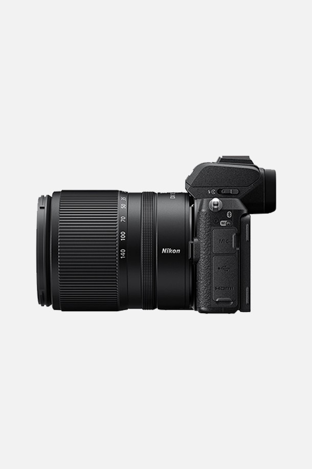 니콘 NIKKOR Z DX 18-140mm f/3.5-6.3 VR 렌즈는 일상 촬영과 여행에 적합한 미러리스 카메라 렌즈입니다. 18-140mm의 초점거리와 f/3.5-6.3의 조리개 값을 지원하며, 다양한 장면을 폭넓게 담아낼 수 있습니다. 손떨림 보정(VR) 기능으로 흔들림 없는 선명한 사진 촬영이 가능하며, Z-마운트를 채택하여 니콘 미러리스 카메라와 호환됩니다. 이 렌즈는 DX 포맷의 미러리스 카메라를 위해 설계되어 휴대성과 성능을 모두 만족시키는 제품입니다. 블랙 색상으로 세련된 디자인을 자랑합니다.
