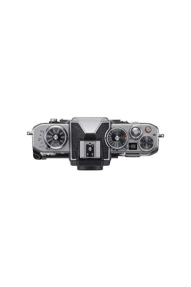 니콘 미러리스 카메라 Zfc 28/2.8 Classic KIT는 클래식한 디자인과 최신 기술의 조화를 이룬 미러리스 카메라입니다. 실버와 블랙 두 가지 색상으로 출시되어 사용자의 개성을 표현할 수 있으며, 28mm F2.8 렌즈를 키트 구성으로 제공합니다. 메탈과 플라스틱 소재를 사용하여 견고하면서도 세련된 외관을 자랑하며, 교환식 렌즈를 통해 다양한 촬영 경험을 제공합니다. 클래식 디자인과 미러리스 카메라의 장점을 결합하여 사진 촬영의 즐거움을 더해줍니다.
