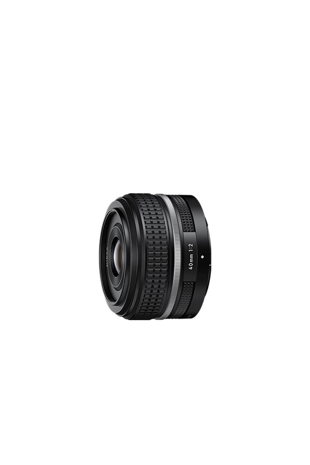 니콘 NIKKOR Z 40mm f/2 (Special Edition) 렌즈는 풀프레임 미러리스 카메라를 위한 단초점 렌즈입니다. 컴팩트한 크기와 가벼운 무게로 휴대성이 뛰어나며, 일상, 스냅, 인물 촬영에 적합합니다. f/2의 밝은 최대 조리개는 얕은 심도 표현과 어두운 환경에서도 선명한 사진을 가능하게 합니다. NIKKOR Z 마운트를 지원하며, 자동 초점 기능을 통해 빠르고 정확한 촬영을 지원합니다. 블랙 색상의 Special Edition 디자인으로 특별함을 더했습니다.
