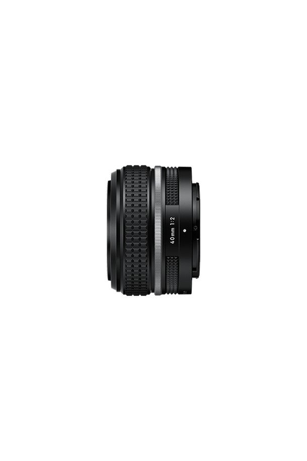 니콘 NIKKOR Z 40mm f/2 (Special Edition) 렌즈는 풀프레임 미러리스 카메라를 위한 단초점 렌즈입니다. 컴팩트한 크기와 가벼운 무게로 휴대성이 뛰어나며, 일상, 스냅, 인물 촬영에 적합합니다. f/2의 밝은 최대 조리개는 얕은 심도 표현과 어두운 환경에서도 선명한 사진을 가능하게 합니다. NIKKOR Z 마운트를 지원하며, 자동 초점 기능을 통해 빠르고 정확한 촬영을 지원합니다. 블랙 색상의 Special Edition 디자인으로 특별함을 더했습니다.
