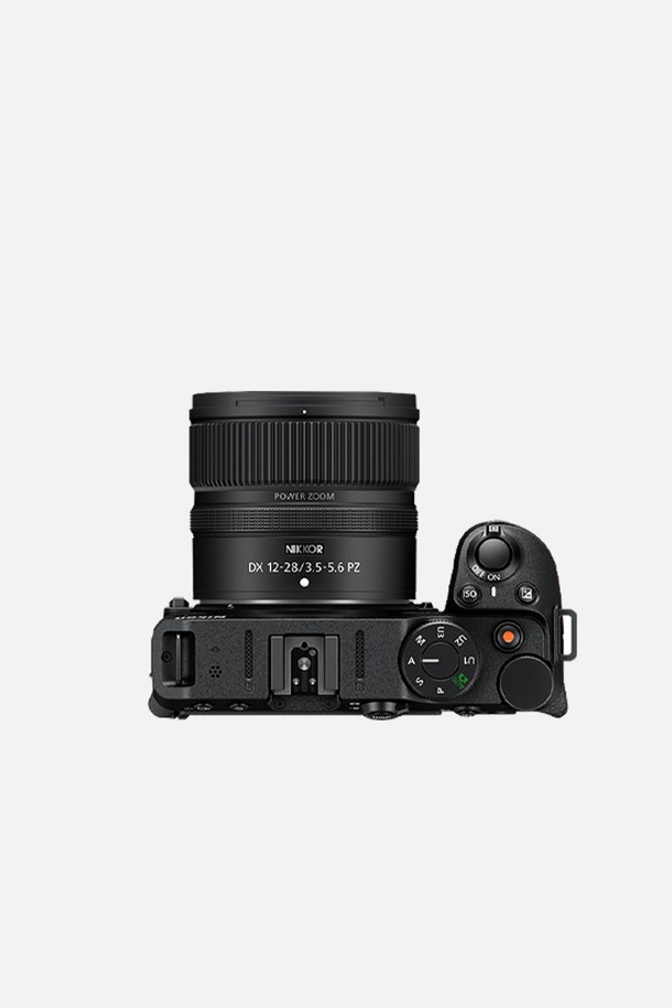 니콘 미러리스 렌즈 NIKKOR Z DX 12-28mm f/3.5-5.6 PZ VR은 니콘 Z 마운트 미러리스 카메라용 광각 줌 렌즈입니다. 12-28mm 초점 거리와 f/3.5-5.6 조리개 값을 지원하며, 풍경, 일상, 광각 촬영에 적합합니다. DX 포맷을 지원하며, 파워 줌(PZ) 기능과 손떨림 보정(VR) 기능을 통해 더욱 안정적인 촬영을 돕습니다. 렌즈는 플라스틱과 광학 유리를 주요 소재로 사용했으며, 블랙 색상으로 디자인되었습니다.
