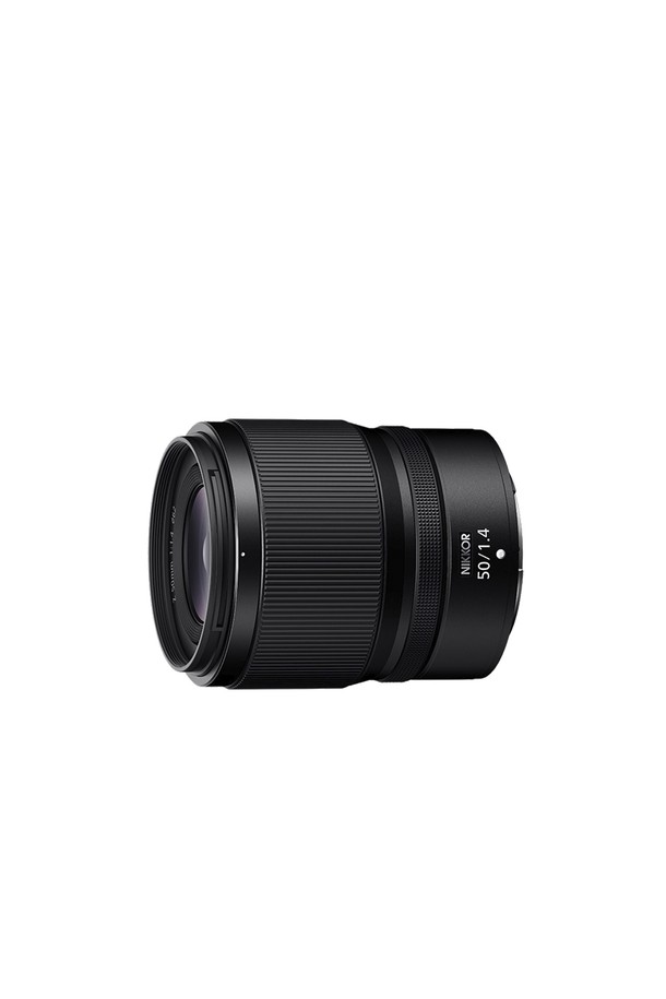 니콘 NIKKOR Z 50mm f/1.4 렌즈는 니콘 미러리스 카메라를 위한 풀프레임 단렌즈입니다. Z마운트를 채용했으며, 50mm의 고정 초점 거리와 최대 f/1.4의 밝은 조리개값을 통해 뛰어난 심도 표현과 탁월한 저조도 성능을 제공합니다. 금속과 광학 유리를 사용하여 제작되었으며, 블랙 색상으로 세련된 디자인을 자랑합니다. 일상, 인물 촬영, 스튜디오 촬영 등 다양한 용도로 활용 가능하며, 자동 초점 기능을 지원합니다. 대구경 표준 렌즈로, 사진 촬영의 폭을 넓혀줄 것입니다.
