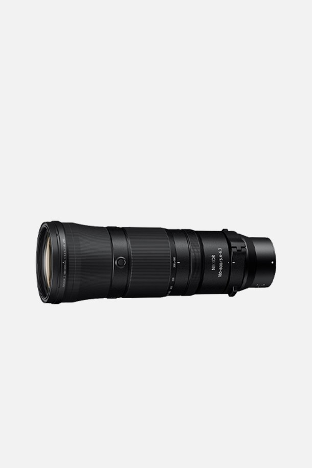 니콘 NIKKOR Z (니코르 Z) 180-600mm f/5.6-6.3 VR 렌즈는 Z마운트 방식의 풀프레임 미러리스 카메라용 줌렌즈입니다. 180-600mm의 초점 거리를 지원하며, f/5.6-6.3의 조리개 값을 갖춰 스포츠, 야생 동물, 자연 등 다양한 망원 촬영에 적합합니다. 손떨림 보정(VR) 기능을 통해 안정적인 촬영을 돕고, 블랙 색상에 플라스틱, 금속, 광학 유리의 견고한 소재로 제작되었습니다. 초망원 줌렌즈이자 텔레포토렌즈로서, 멀리 있는 피사체도 선명하게 담아낼 수 있습니다.
