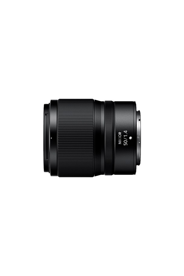 니콘 NIKKOR Z 50mm f/1.4 렌즈는 니콘 미러리스 카메라를 위한 풀프레임 단렌즈입니다. Z마운트를 채용했으며, 50mm의 고정 초점 거리와 최대 f/1.4의 밝은 조리개값을 통해 뛰어난 심도 표현과 탁월한 저조도 성능을 제공합니다. 금속과 광학 유리를 사용하여 제작되었으며, 블랙 색상으로 세련된 디자인을 자랑합니다. 일상, 인물 촬영, 스튜디오 촬영 등 다양한 용도로 활용 가능하며, 자동 초점 기능을 지원합니다. 대구경 표준 렌즈로, 사진 촬영의 폭을 넓혀줄 것입니다.
