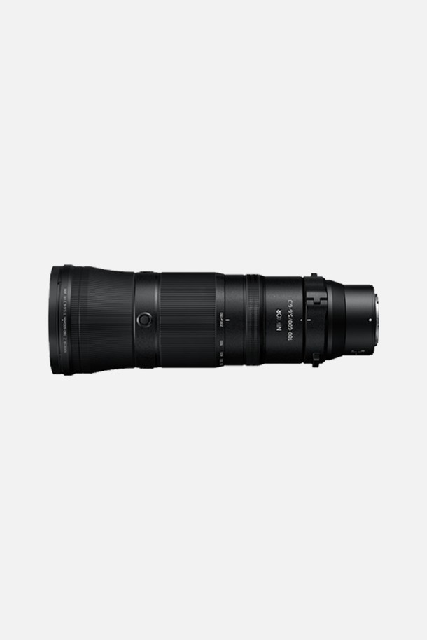 니콘 NIKKOR Z (니코르 Z) 180-600mm f/5.6-6.3 VR 렌즈는 Z마운트 방식의 풀프레임 미러리스 카메라용 줌렌즈입니다. 180-600mm의 초점 거리를 지원하며, f/5.6-6.3의 조리개 값을 갖춰 스포츠, 야생 동물, 자연 등 다양한 망원 촬영에 적합합니다. 손떨림 보정(VR) 기능을 통해 안정적인 촬영을 돕고, 블랙 색상에 플라스틱, 금속, 광학 유리의 견고한 소재로 제작되었습니다. 초망원 줌렌즈이자 텔레포토렌즈로서, 멀리 있는 피사체도 선명하게 담아낼 수 있습니다.
