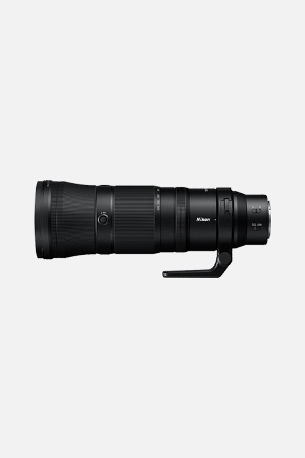 니콘 NIKKOR Z (니코르 Z) 180-600mm f/5.6-6.3 VR 렌즈는 Z마운트 방식의 풀프레임 미러리스 카메라용 줌렌즈입니다. 180-600mm의 초점 거리를 지원하며, f/5.6-6.3의 조리개 값을 갖춰 스포츠, 야생 동물, 자연 등 다양한 망원 촬영에 적합합니다. 손떨림 보정(VR) 기능을 통해 안정적인 촬영을 돕고, 블랙 색상에 플라스틱, 금속, 광학 유리의 견고한 소재로 제작되었습니다. 초망원 줌렌즈이자 텔레포토렌즈로서, 멀리 있는 피사체도 선명하게 담아낼 수 있습니다.
