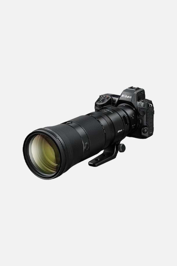 니콘 NIKKOR Z (니코르 Z) 180-600mm f/5.6-6.3 VR 렌즈는 Z마운트 방식의 풀프레임 미러리스 카메라용 줌렌즈입니다. 180-600mm의 초점 거리를 지원하며, f/5.6-6.3의 조리개 값을 갖춰 스포츠, 야생 동물, 자연 등 다양한 망원 촬영에 적합합니다. 손떨림 보정(VR) 기능을 통해 안정적인 촬영을 돕고, 블랙 색상에 플라스틱, 금속, 광학 유리의 견고한 소재로 제작되었습니다. 초망원 줌렌즈이자 텔레포토렌즈로서, 멀리 있는 피사체도 선명하게 담아낼 수 있습니다.
