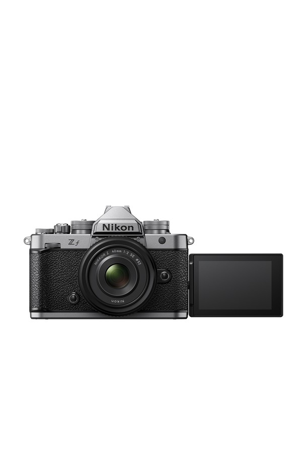 니콘(Nikon) 풀프레임 미러리스 카메라 Zf 실버 40/2 Classic KIT입니다. 클래식하고 레트로한 디자인이 돋보이는 이 미러리스 카메라는 풀프레임 센서를 탑재하여 고품질의 사진을 제공합니다. 틸트 LCD 스크린과 전자식 뷰파인더를 통해 다양한 각도에서 편리하게 촬영할 수 있습니다. 40/2 Classic KIT 렌즈 구성으로 섬세하고 선명한 이미지를 담아낼 수 있으며, 미러리스 방식의 편리함과 풀프레임 센서의 뛰어난 성능을 모두 경험할 수 있습니다. 실버 색상으로 세련된 외관을 자랑하며, 사진 촬영의 즐거움을 더해줍니다.
