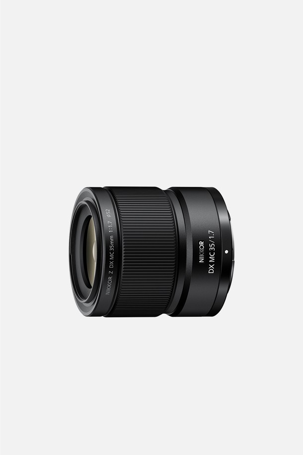 니콘 미러리스 렌즈 NIKKOR Z DX MC 35mm f/1.7은 35mm 초점 거리에 f/1.7의 밝은 조리개 값을 갖춘 렌즈입니다. 최단 촬영 거리 0.16m로 매크로 촬영이 가능하며, 저소음 STM 포커스 모터를 탑재하여 부드러운 초점 이동을 지원합니다. 방진/방적 설계를 통해 다양한 환경에서 안정적인 촬영을 돕고, ED 비구면 렌즈를 사용하여 선명한 화질을 제공합니다. 컴팩트한 디자인과 금속 마운트, 심플한 외관은 휴대성과 내구성을 높여줍니다. 일상, 인물, 풍경, 매크로, 실내/저조도, 동영상 촬영 등 다용도로 활용할 수 있습니다.
