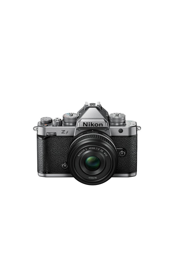 니콘(Nikon) 풀프레임 미러리스 카메라 Zf 실버 40/2 Classic KIT입니다. 클래식하고 레트로한 디자인이 돋보이는 이 미러리스 카메라는 풀프레임 센서를 탑재하여 고품질의 사진을 제공합니다. 틸트 LCD 스크린과 전자식 뷰파인더를 통해 다양한 각도에서 편리하게 촬영할 수 있습니다. 40/2 Classic KIT 렌즈 구성으로 섬세하고 선명한 이미지를 담아낼 수 있으며, 미러리스 방식의 편리함과 풀프레임 센서의 뛰어난 성능을 모두 경험할 수 있습니다. 실버 색상으로 세련된 외관을 자랑하며, 사진 촬영의 즐거움을 더해줍니다.

