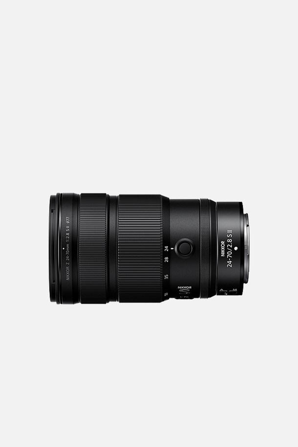 니콘 NIKKOR Z 24-70mm f/2.8 S II는 니콘 Z 마운트 미러리스 카메라용 줌 렌즈입니다. 풀프레임 센서에 호환되며, 24-70mm의 초점 거리와 f/2.8의 밝은 최대 조리개를 제공합니다. 어두운 환경에서도 선명한 사진 촬영이 가능하며, 다양한 촬영 환경에 유연하게 대응합니다. 블랙 색상의 렌즈로, 미러리스 카메라 시스템에 최적화된 설계가 특징입니다.
