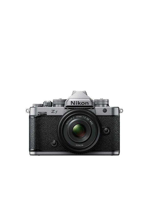 니콘(Nikon) 풀프레임 미러리스 카메라 Zf 실버 40/2 Classic KIT입니다. 클래식하고 레트로한 디자인이 돋보이는 이 미러리스 카메라는 풀프레임 센서를 탑재하여 고품질의 사진을 제공합니다. 틸트 LCD 스크린과 전자식 뷰파인더를 통해 다양한 각도에서 편리하게 촬영할 수 있습니다. 40/2 Classic KIT 렌즈 구성으로 섬세하고 선명한 이미지를 담아낼 수 있으며, 미러리스 방식의 편리함과 풀프레임 센서의 뛰어난 성능을 모두 경험할 수 있습니다. 실버 색상으로 세련된 외관을 자랑하며, 사진 촬영의 즐거움을 더해줍니다.
