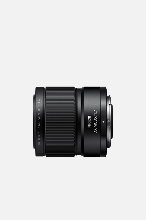 니콘 미러리스 렌즈 NIKKOR Z DX MC 35mm f/1.7은 35mm 초점 거리에 f/1.7의 밝은 조리개 값을 갖춘 렌즈입니다. 최단 촬영 거리 0.16m로 매크로 촬영이 가능하며, 저소음 STM 포커스 모터를 탑재하여 부드러운 초점 이동을 지원합니다. 방진/방적 설계를 통해 다양한 환경에서 안정적인 촬영을 돕고, ED 비구면 렌즈를 사용하여 선명한 화질을 제공합니다. 컴팩트한 디자인과 금속 마운트, 심플한 외관은 휴대성과 내구성을 높여줍니다. 일상, 인물, 풍경, 매크로, 실내/저조도, 동영상 촬영 등 다용도로 활용할 수 있습니다.
