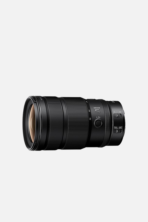 니콘 NIKKOR Z 24-70mm f/2.8 S II는 니콘 Z 마운트 미러리스 카메라용 줌 렌즈입니다. 풀프레임 센서에 호환되며, 24-70mm의 초점 거리와 f/2.8의 밝은 최대 조리개를 제공합니다. 어두운 환경에서도 선명한 사진 촬영이 가능하며, 다양한 촬영 환경에 유연하게 대응합니다. 블랙 색상의 렌즈로, 미러리스 카메라 시스템에 최적화된 설계가 특징입니다.
