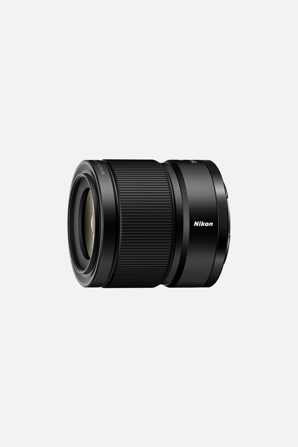 니콘 미러리스 렌즈 NIKKOR Z DX MC 35mm f/1.7은 35mm 초점 거리에 f/1.7의 밝은 조리개 값을 갖춘 렌즈입니다. 최단 촬영 거리 0.16m로 매크로 촬영이 가능하며, 저소음 STM 포커스 모터를 탑재하여 부드러운 초점 이동을 지원합니다. 방진/방적 설계를 통해 다양한 환경에서 안정적인 촬영을 돕고, ED 비구면 렌즈를 사용하여 선명한 화질을 제공합니다. 컴팩트한 디자인과 금속 마운트, 심플한 외관은 휴대성과 내구성을 높여줍니다. 일상, 인물, 풍경, 매크로, 실내/저조도, 동영상 촬영 등 다용도로 활용할 수 있습니다.
