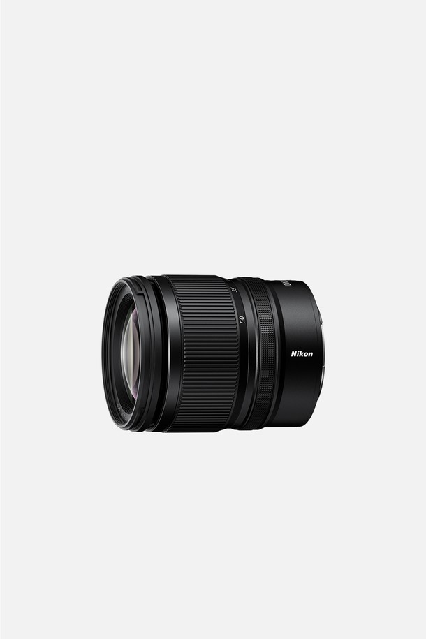 니콘 미러리스 렌즈 NIKKOR Z DX 16-50mm f/2.8 VR은 다양한 상황에 대응하는 16-50mm 초점 거리와 f/2.8의 밝은 조리개를 갖춘 렌즈입니다. 손떨림 보정(VR) 기능을 통해 흔들림 없는 선명한 사진과 영상을 촬영할 수 있으며, 방진/방적 구조로 야외 촬영에도 안심하고 사용할 수 있습니다. ED 렌즈 1매와 비구면 렌즈 2매를 사용하여 선명하고 깨끗한 화질을 제공하며, STM 모터를 탑재하여 부드럽고 조용한 AF를 지원합니다. 컴팩트한 디자인과 금속 마감 처리, 원형 조리개(7매)는 세련된 외관과 함께 아름다운 보케 표현을 가능하게 합니다. 렌즈 캡(LC-67B)과 렌즈 후드(HB-118)가 기본 액세서리로 제공됩니다.
