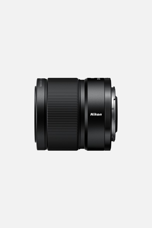니콘 미러리스 렌즈 NIKKOR Z DX MC 35mm f/1.7은 35mm 초점 거리에 f/1.7의 밝은 조리개 값을 갖춘 렌즈입니다. 최단 촬영 거리 0.16m로 매크로 촬영이 가능하며, 저소음 STM 포커스 모터를 탑재하여 부드러운 초점 이동을 지원합니다. 방진/방적 설계를 통해 다양한 환경에서 안정적인 촬영을 돕고, ED 비구면 렌즈를 사용하여 선명한 화질을 제공합니다. 컴팩트한 디자인과 금속 마운트, 심플한 외관은 휴대성과 내구성을 높여줍니다. 일상, 인물, 풍경, 매크로, 실내/저조도, 동영상 촬영 등 다용도로 활용할 수 있습니다.
