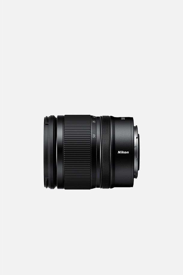 니콘 미러리스 렌즈 NIKKOR Z DX 16-50mm f/2.8 VR은 다양한 상황에 대응하는 16-50mm 초점 거리와 f/2.8의 밝은 조리개를 갖춘 렌즈입니다. 손떨림 보정(VR) 기능을 통해 흔들림 없는 선명한 사진과 영상을 촬영할 수 있으며, 방진/방적 구조로 야외 촬영에도 안심하고 사용할 수 있습니다. ED 렌즈 1매와 비구면 렌즈 2매를 사용하여 선명하고 깨끗한 화질을 제공하며, STM 모터를 탑재하여 부드럽고 조용한 AF를 지원합니다. 컴팩트한 디자인과 금속 마감 처리, 원형 조리개(7매)는 세련된 외관과 함께 아름다운 보케 표현을 가능하게 합니다. 렌즈 캡(LC-67B)과 렌즈 후드(HB-118)가 기본 액세서리로 제공됩니다.
