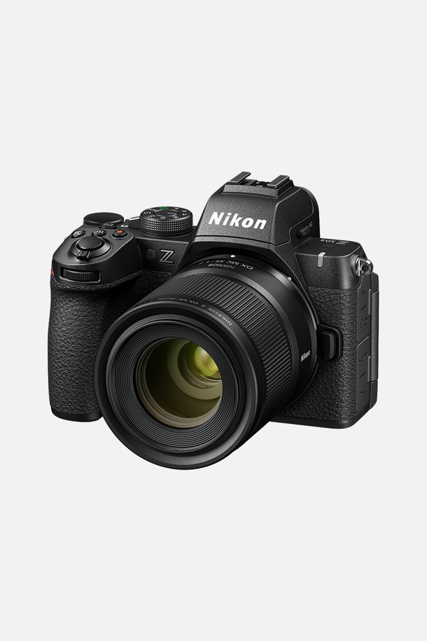 니콘 미러리스 렌즈 NIKKOR Z DX MC 35mm f/1.7은 35mm 초점 거리에 f/1.7의 밝은 조리개 값을 갖춘 렌즈입니다. 최단 촬영 거리 0.16m로 매크로 촬영이 가능하며, 저소음 STM 포커스 모터를 탑재하여 부드러운 초점 이동을 지원합니다. 방진/방적 설계를 통해 다양한 환경에서 안정적인 촬영을 돕고, ED 비구면 렌즈를 사용하여 선명한 화질을 제공합니다. 컴팩트한 디자인과 금속 마운트, 심플한 외관은 휴대성과 내구성을 높여줍니다. 일상, 인물, 풍경, 매크로, 실내/저조도, 동영상 촬영 등 다용도로 활용할 수 있습니다.

