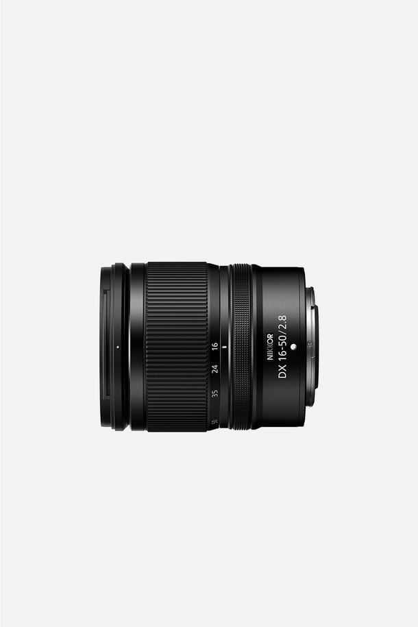 니콘 미러리스 렌즈 NIKKOR Z DX 16-50mm f/2.8 VR은 다양한 상황에 대응하는 16-50mm 초점 거리와 f/2.8의 밝은 조리개를 갖춘 렌즈입니다. 손떨림 보정(VR) 기능을 통해 흔들림 없는 선명한 사진과 영상을 촬영할 수 있으며, 방진/방적 구조로 야외 촬영에도 안심하고 사용할 수 있습니다. ED 렌즈 1매와 비구면 렌즈 2매를 사용하여 선명하고 깨끗한 화질을 제공하며, STM 모터를 탑재하여 부드럽고 조용한 AF를 지원합니다. 컴팩트한 디자인과 금속 마감 처리, 원형 조리개(7매)는 세련된 외관과 함께 아름다운 보케 표현을 가능하게 합니다. 렌즈 캡(LC-67B)과 렌즈 후드(HB-118)가 기본 액세서리로 제공됩니다.
