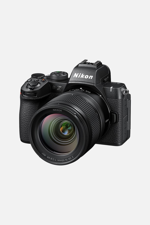 니콘 미러리스 렌즈 NIKKOR Z DX 16-50mm f/2.8 VR은 다양한 상황에 대응하는 16-50mm 초점 거리와 f/2.8의 밝은 조리개를 갖춘 렌즈입니다. 손떨림 보정(VR) 기능을 통해 흔들림 없는 선명한 사진과 영상을 촬영할 수 있으며, 방진/방적 구조로 야외 촬영에도 안심하고 사용할 수 있습니다. ED 렌즈 1매와 비구면 렌즈 2매를 사용하여 선명하고 깨끗한 화질을 제공하며, STM 모터를 탑재하여 부드럽고 조용한 AF를 지원합니다. 컴팩트한 디자인과 금속 마감 처리, 원형 조리개(7매)는 세련된 외관과 함께 아름다운 보케 표현을 가능하게 합니다. 렌즈 캡(LC-67B)과 렌즈 후드(HB-118)가 기본 액세서리로 제공됩니다.
