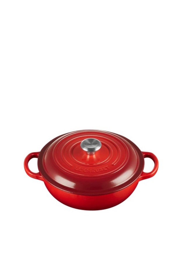 [르크루제] 한국형 멀티냄비 22cm는 주철 소재에 에나멜 코팅으로 마감된 주방용품입니다. 뛰어난 열전도율을 자랑하며, 인덕션 및 직화 사용이 가능하여 다양한 요리에 활용할 수 있습니다. 22cm 사이즈의 냄비는 수제작 방식으로 제작되었으며, 프리미엄 에나멜 코팅으로 위생적인 사용이 가능합니다. 사용 시에는 중약불로 조리하고, 전자레인지 사용 및 급격한 온도 변화는 피해야 합니다. 세척 시에는 부드러운 스펀지를 사용하고, 베이킹소다 세척법을 권장하며, 건조 후 보관해주세요.
