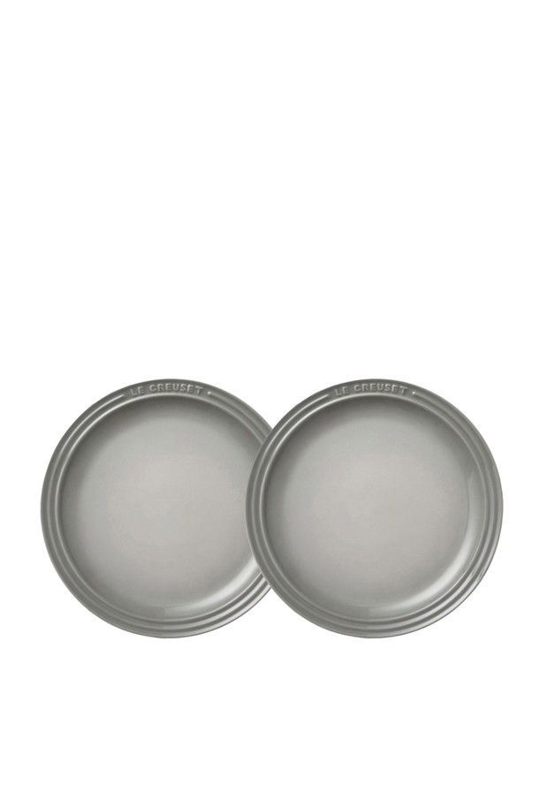 르크루제 원형 접시 19cm 2P 세트는 아름다운 디자인과 실용성을 겸비한 도자기 재질의 접시 세트입니다. 전자레인지 및 인덕션 사용이 가능하여 편리하며, -20°C에서 260°C까지 폭넓은 온도 범위를 지원합니다. 수공예 공정으로 제작되어 기포, 돌기, 백점, 붉은점 등 자연스러운 특징을 지니며, 19cm 원형 접시 2개가 한 세트로 구성됩니다. 직화 사용은 권장하지 않으며, 급격한 온도 변화에 유의하여 사용하여 주세요. 르크루제 특유의 감성을 담아 식탁을 더욱 풍성하게 만들어 보세요.
